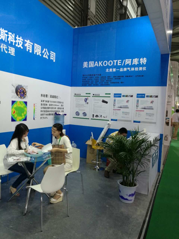 工作人員為觀展介紹產品